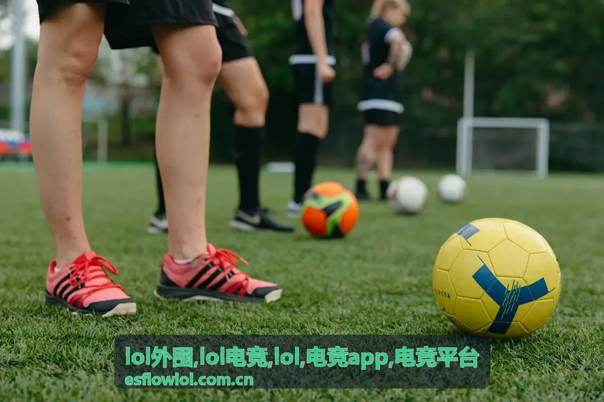LOL电竞平台专题横幅与电竞app赛事数据展示